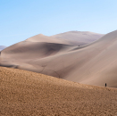 Dunhuang er omgitt av Gobiørkenen, og de enorme sanddynene er en turistattraksjon. Foto: Heiko Junge, NTB scanpix
